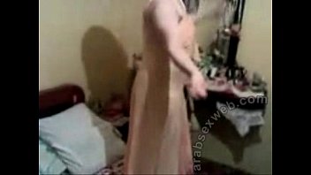 desperate arab houswife smashes with neighbour when hubby.
