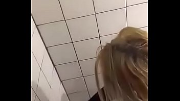 2 meisjes in de restroom spy